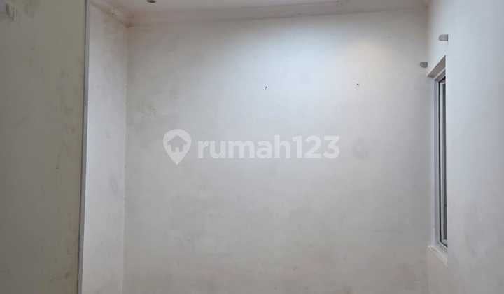 Disewakan Rumah 2,5 Lantaiperumahan Green Lake Cty Cluster Wet Europe Dekarr Danau