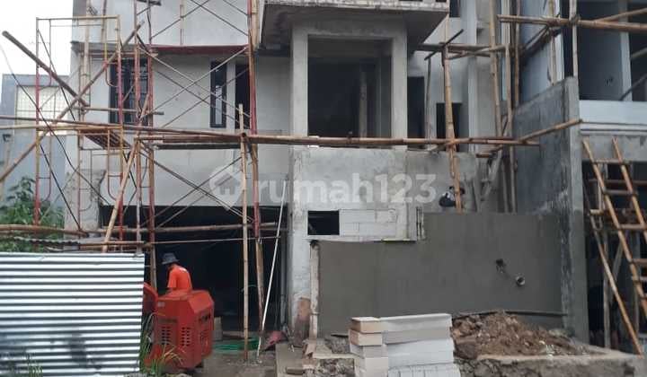 Rumah Baru Premium Dengan Private Pool & Rooftop , Lippo Cikarang