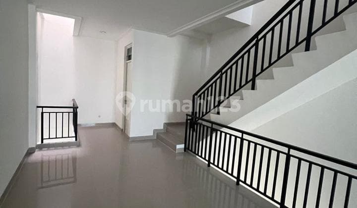 Osaka 3-Storey Row House Corner 4.5x15 Ready to Use