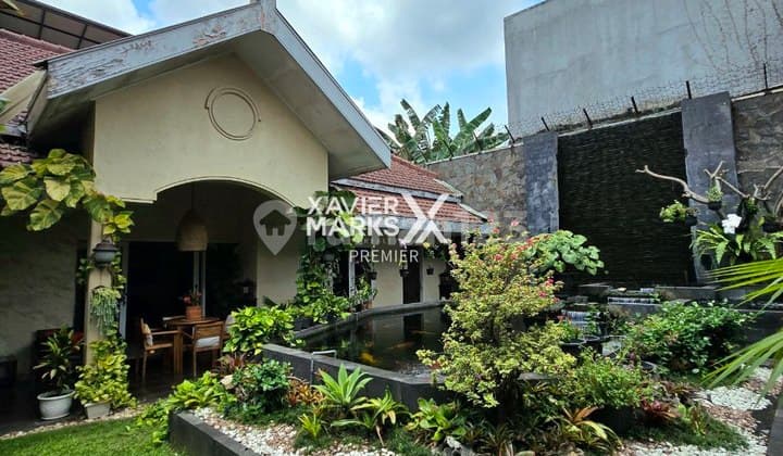i076 Luxury Classic House a step away from Ijen Boulevard Malang City