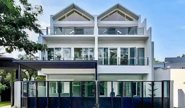 Rumah 3 Lantai View Danau Furnished di Metland Puri Tangerang