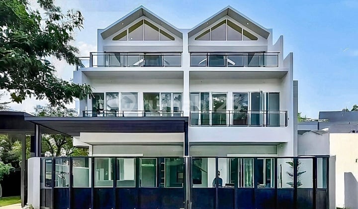 Rumah 3 Lantai View Danau Furnished di Metland Puri Tangerang