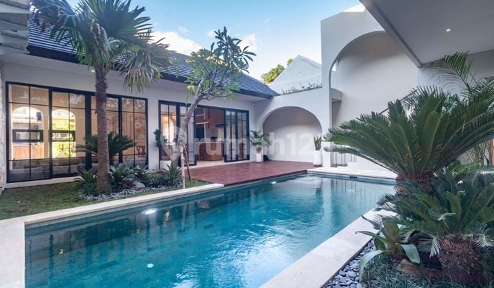 Villa Baru Luxury Fully Furnished Jimbaran Dua Lantai Ready Unit with Private Pool dekat Kampus Unud SHM