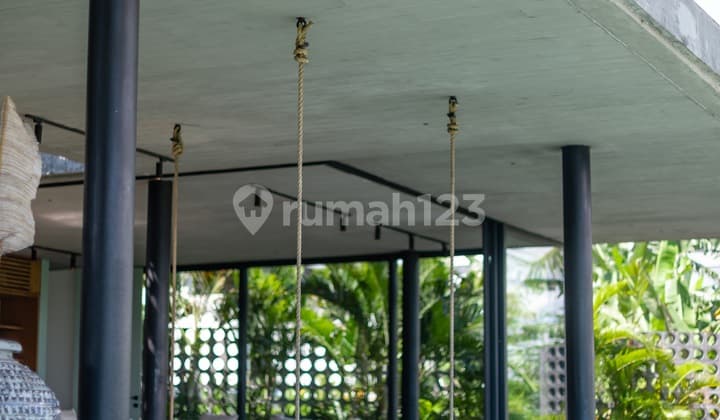 Rumah Industri Modern dengan Sawah di Tengah Canggu