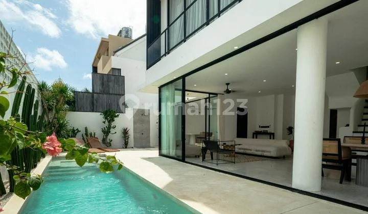 Villa Modern 3 Kamar Untuk Sewa Tahunan Dengan Ruang Kerja Di Bumbak Umalas