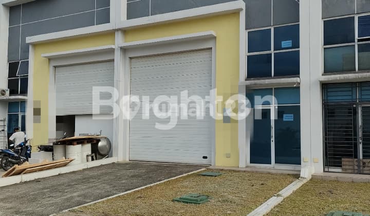 Gudang 1 1/2 lantai siap pakai di kawasan pergudangan bebas banjir.