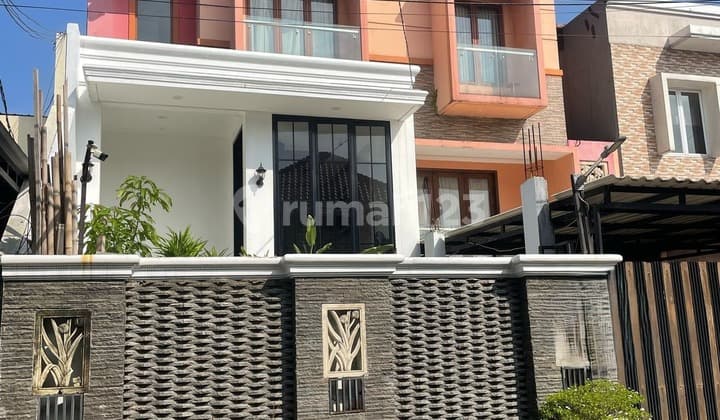 Rumah Mewah 3 Lantai dengan Kolam Renang di Meruya Jakarta Barat (029)