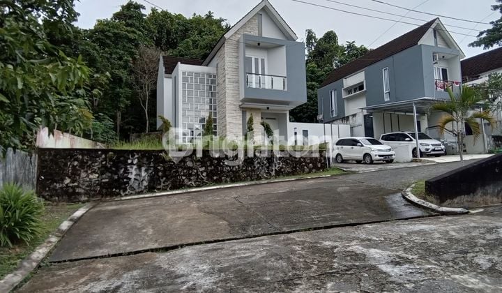 FOR SALE: WIKA HOUSE + SWIMMING POOL