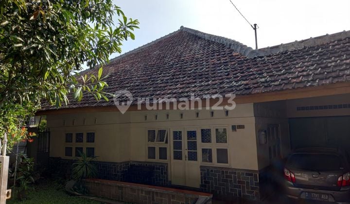 Rumah lama terawat sayap jalan pajajaran