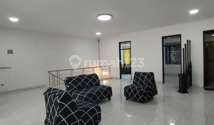 Dijual Rumah 2Lt di Komplek Taman Sakura Bypass Bandung