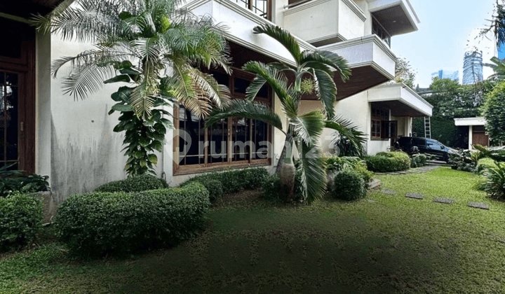 Rumah 2 Lantai dengan Halaman Luas di Patra Kuningan