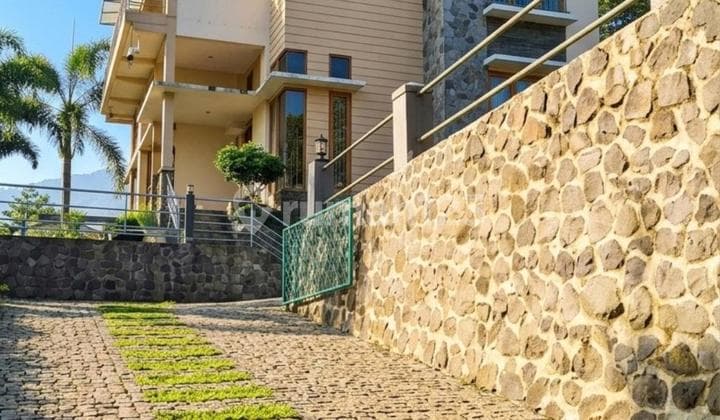 Dijual Rumah dengan Tanah Luas Lokasi Sejuk Lembang Bandung