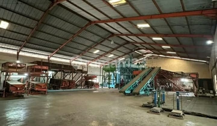 Gudang Di Poros Jalan Raya Pasuruan.malang Lt 1.5 Ha Lb 5.000 M2