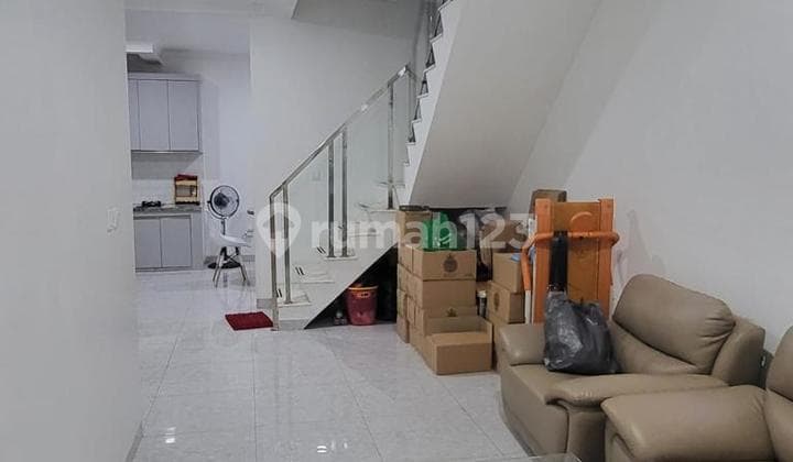 Nice and Well-Maintained 3-Story House in Metland Puri, Good Location.