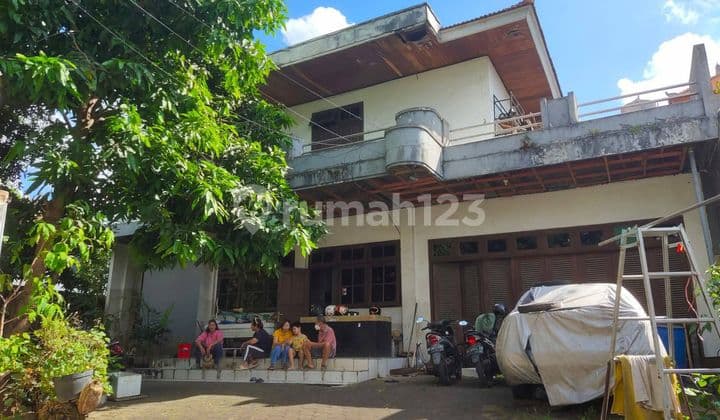 House for sale with a large yard that can be used as an office and warehouse in West Gatot Subroto area near Cargo Permai, Denpasar