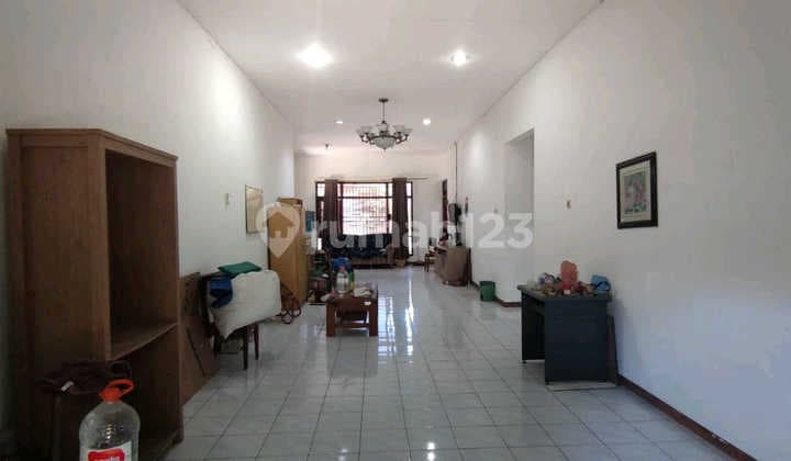 Gayungsari Barat House, Location on the Edge of the Main Highway, Rich.