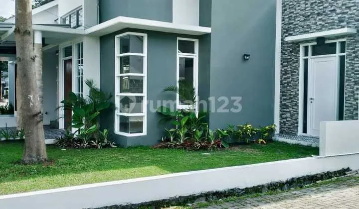 Rumah 1,5 Lantai, Posisi Hoek di Margahayu. Siap Huni