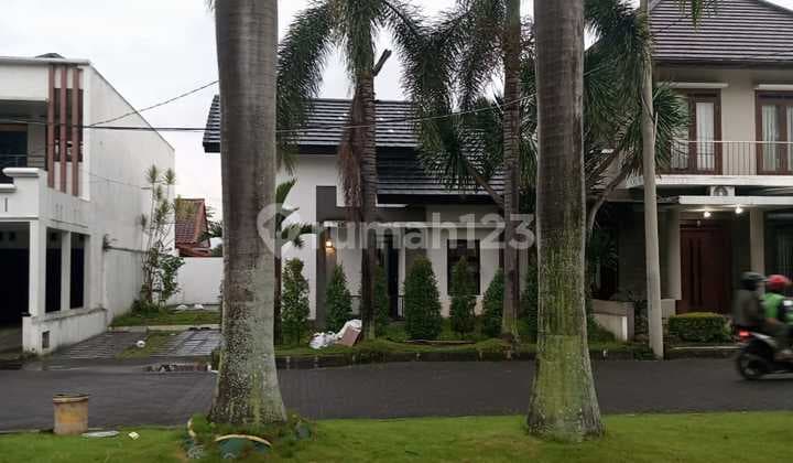 Rumah 1 Lantai di Komplek Eksklusif Tengah Kota - Luas Tanah 240 m2