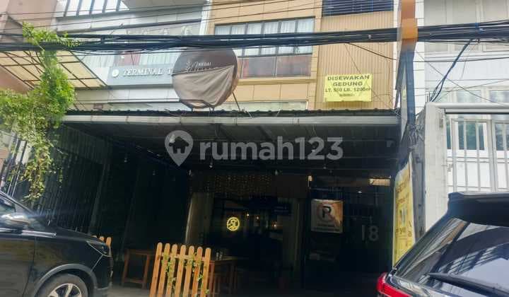 Disewakan Bangunan Komersial Strategis Siap Huni di Pasar Baru
