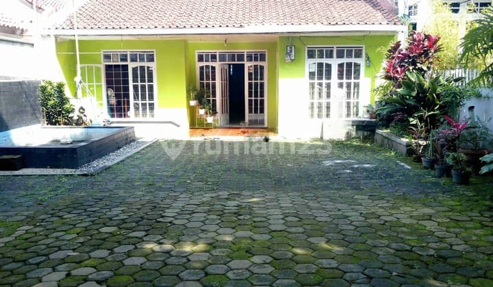 Rumah Lama Lokasi Strategis di Tubagus Ismail Bandung