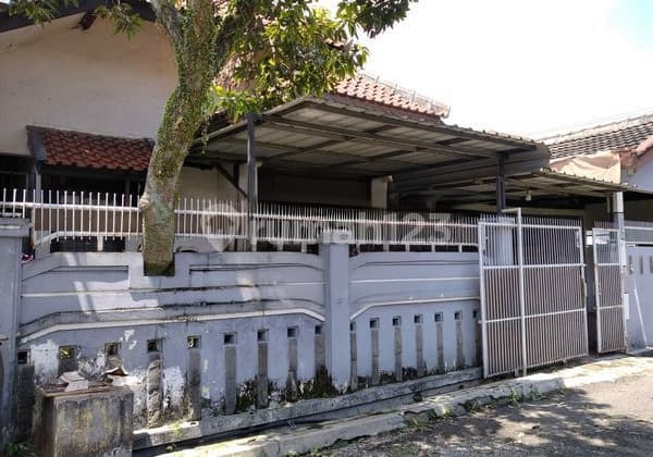 RUMAH 1 LANTAI DI PERUMAHAN MARGAJAYA KOTA BANDUNG JAWA BARAT. LOKASI STRATEGIS DEKAT KE JALAN PROVINSI BYPASS SOEKARNO HATTA DAN PINTU TOL BUAHBATU