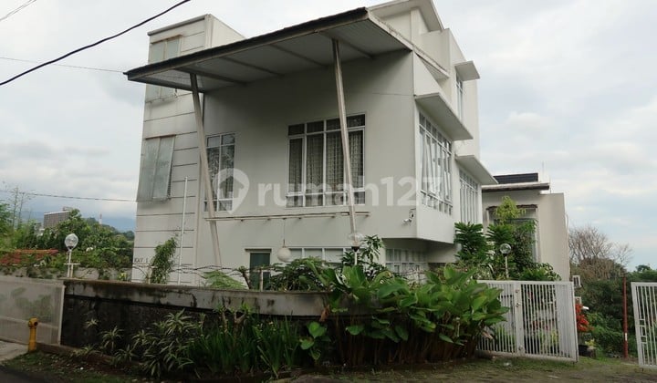 Rumah Kokoh 2,5 Lantai di Dago Bandung Dekat ke Taman Hutan Raya Ir. H. Juanda