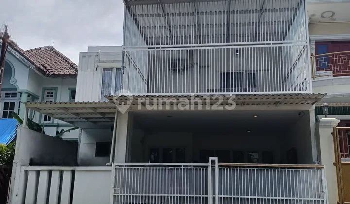 Nice Ready-to-Occupy Rental House in Legenda Wisata Nice Ready-to-Occupy Rental House in Legenda Wisata