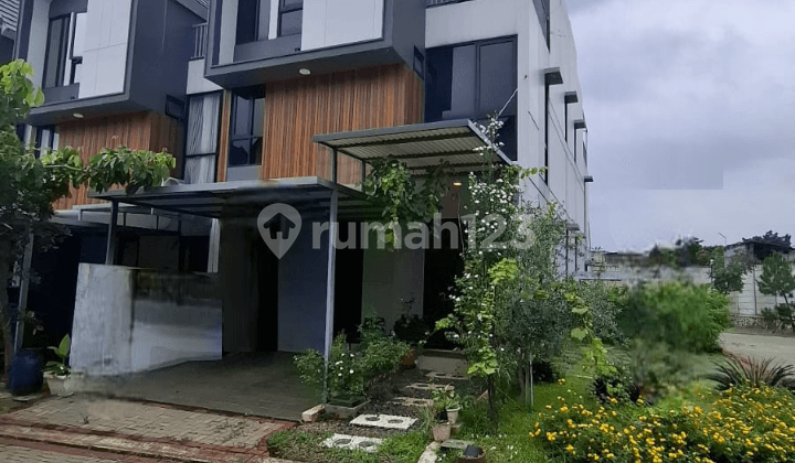 Rumah Posisi Hook, di Kota Wisata, Cibubur
