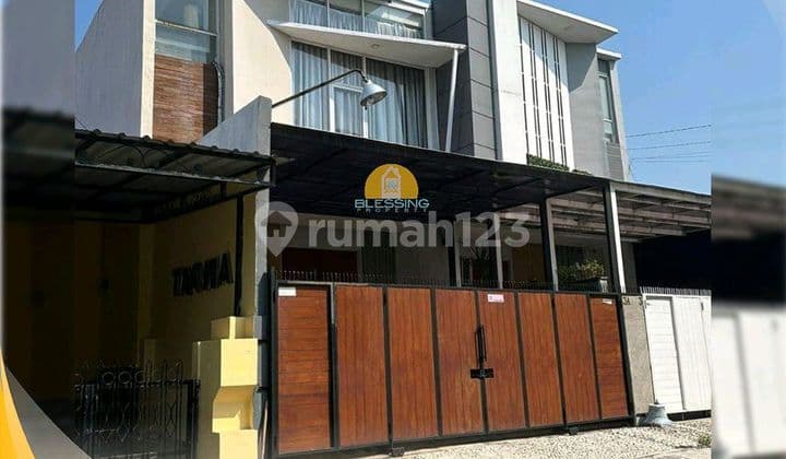 Beautiful House With Swimming Pool In Krapyak, West Semarang