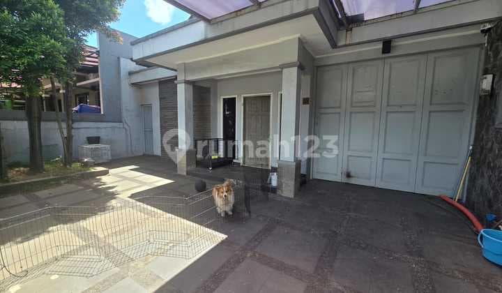 Dijual Rumah Siap Huni di Singgasana Pradana Bandung Semi Furnish Lokasi Strategis Dapat di Pakai untuk Ruang Usaha Kawasana Bebas Banjir Komplek Rapi dan Aman