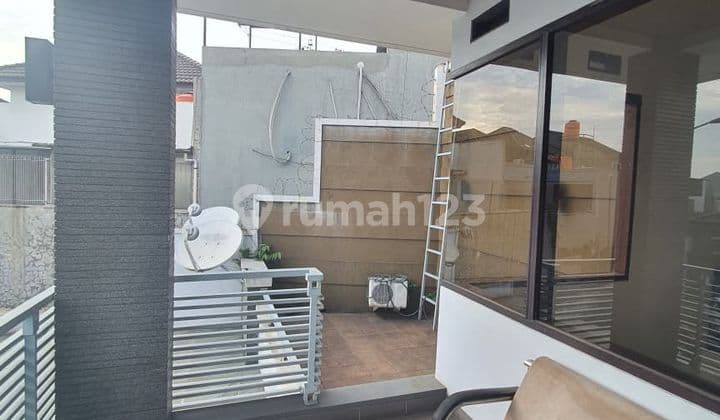 For Sale 2-Story House Located in Singgasana Pradana Complex Bandung Comfortable and Ready-to-Occupy Residence Strategic Location