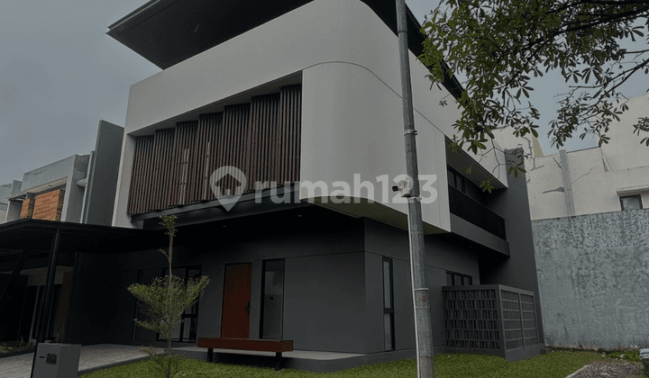 Rumah Baru Hook Modern Di Pusat Fasilitas BSD dengan Halaman Luas