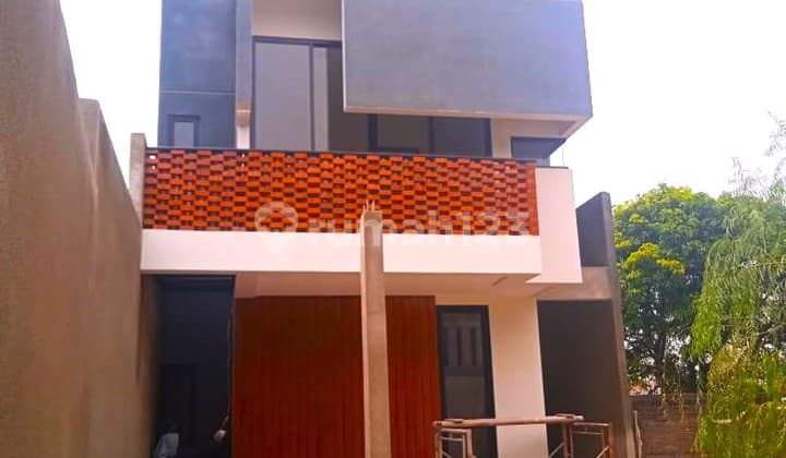 Rumah 2,5 Lt Modern Kontemporer Dalam Townhouse Few Rooftop Taman Kota