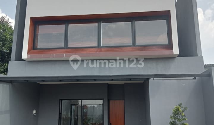 Rumah 3 Lantai View Danau Buatan Serasa Villa di Jakarta Selatan