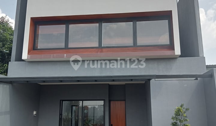 Rumah 3 Lantai View Danau Buatan Serasa Villa di Jakarta Selatan