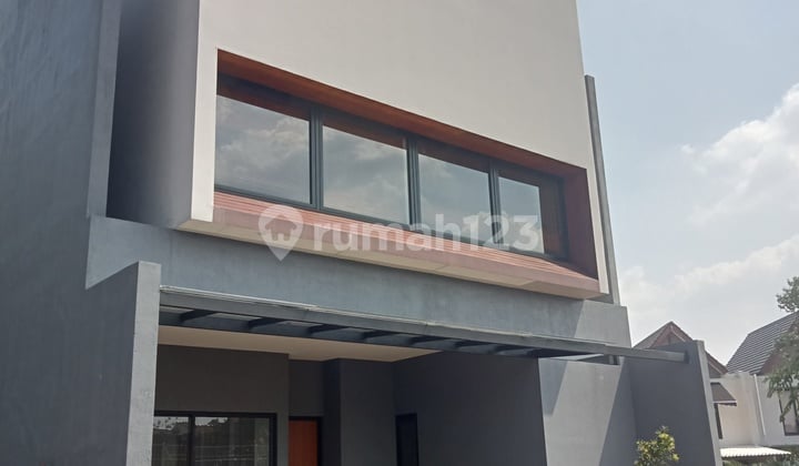 Rumah 3 Lantai+ privat Pool Lake View Serasa Vila di Jakarta Selatan