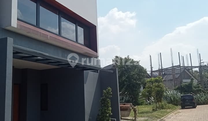Rumah 3 lantai View Danau 5 Kamar tidur Bebas Banjir Jakarta Selatan