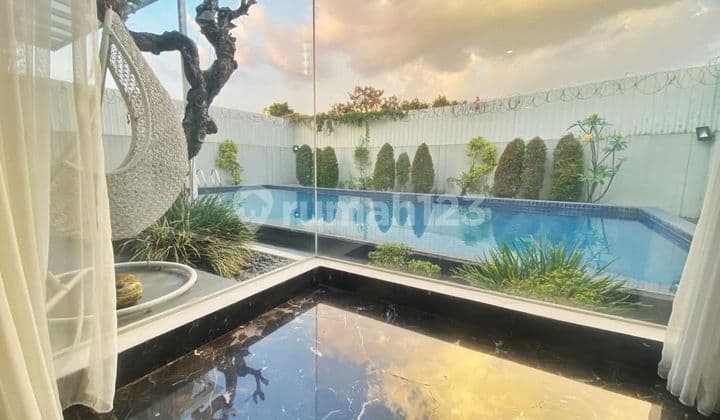 Di Rumah Full Furnished Ada Kolam Renangnya