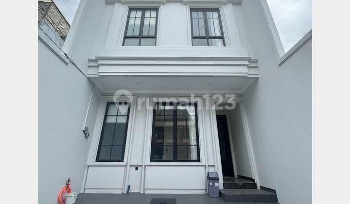 Rumah Model Eropa Janur Kuning Kelapa Gading Bebas Banjir