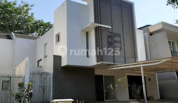 House for quick sale in Vermont Parkland, 2 floors, semi-furnished, with a spacious backyard that can be built into a pool.