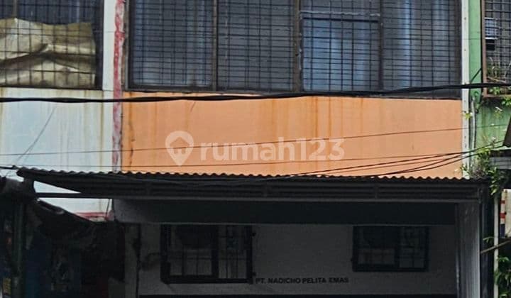 Commercial Shop House Ex. Office on the Main Road Side Near Central Park Mall.