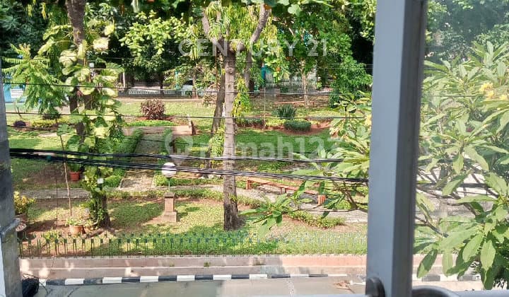 Rumah Hunian Asri Di Depannya Taman Di Dalam Perumahan Yang Aman