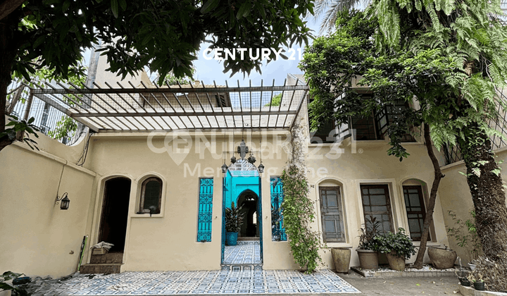Rumah Semi Furnished Dengan Kolam Renang Di Menteng Jakarta Pusat