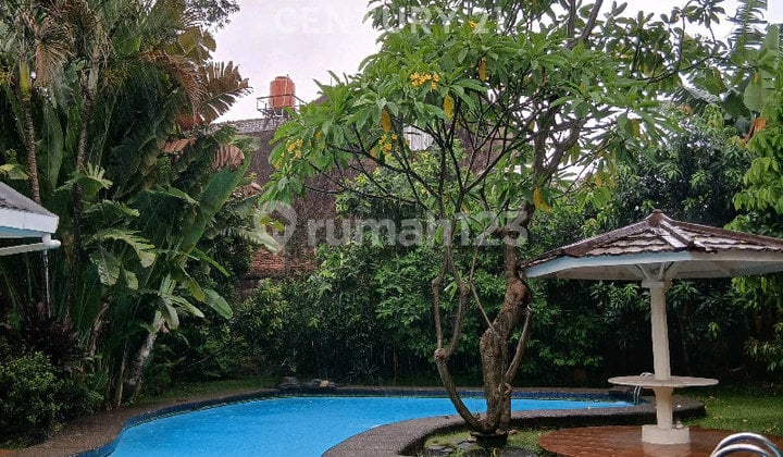 1 Story House With A Spacious Garden in Mampang, South Jakarta