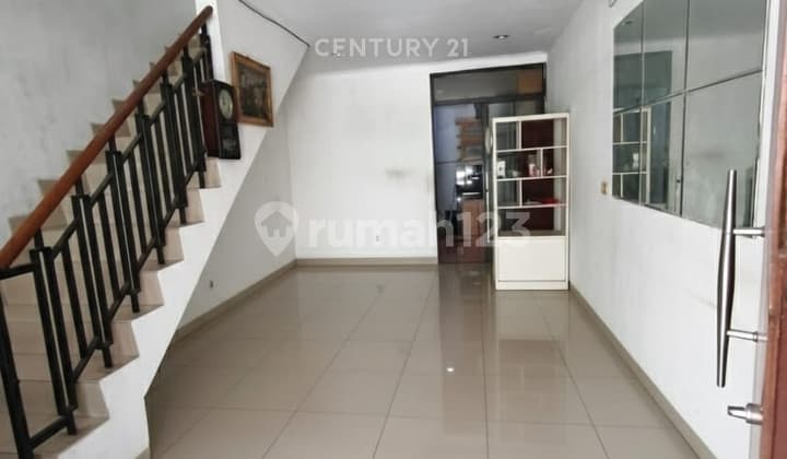 Rumah 2 Lantai Bebas Banjir di Green Lake Karang Tengah Tangerang