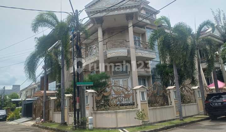 Di Kelapa Gading, Dijual Rumah 2 Lantai Hoek Bagus Full Furnish