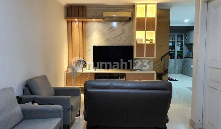Dijual Rumah Bagus 2 Lantai Siap Huni Rapi, Terawat,Bersih,Row Jalan 3 Mobil di Kelapa Gading
