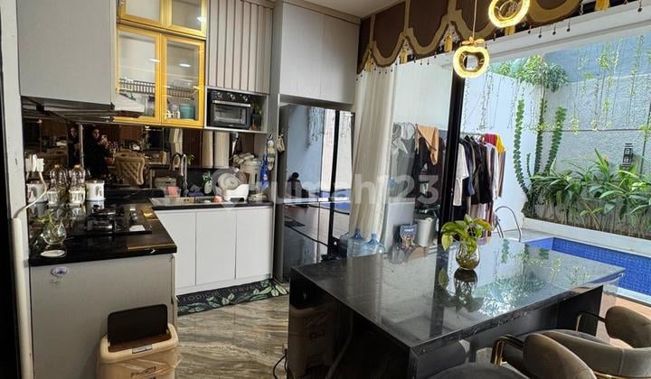 Rumah Ada Kolam Renang di Cluster Lavesh Harapan Indah