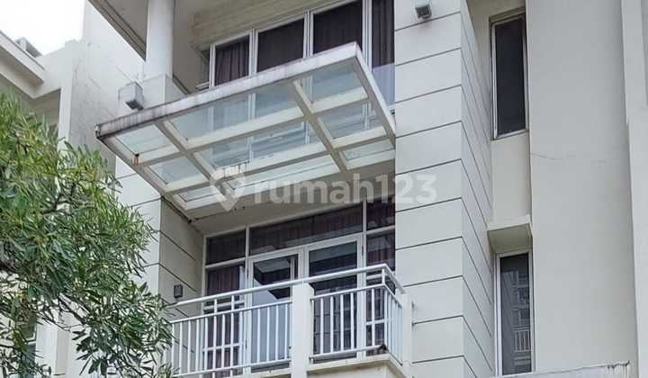 Rumah Town House Disewakan di CBD Pluit