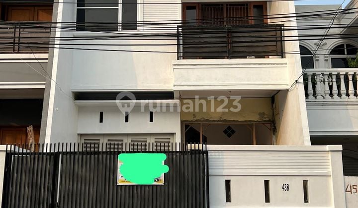 Rumah 3 Lantai Disewakan di Tomang Jakbar